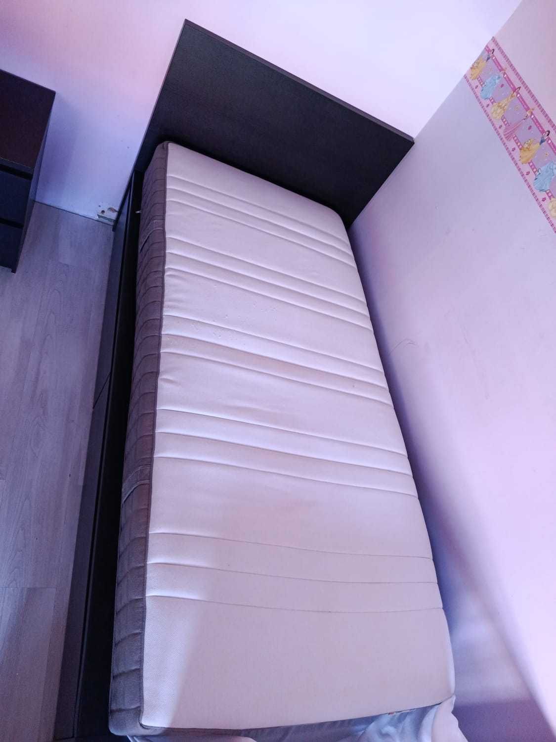 Cama de Solteiro Ikea Malm com colchão e móvel de cabeceira