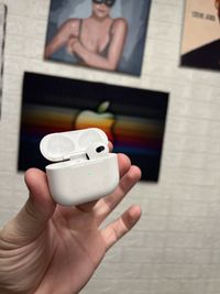 Продам наушник и кейс apple airpods 3 правый