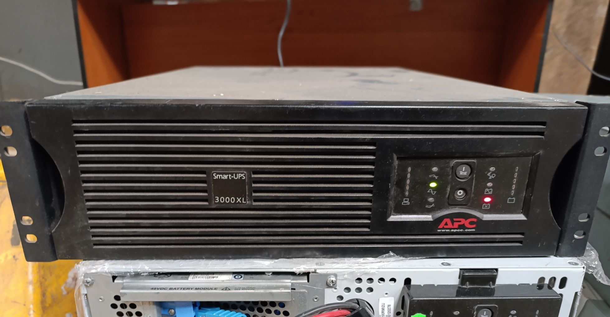 Безперебійник APC smart UPS sua3000rmXL