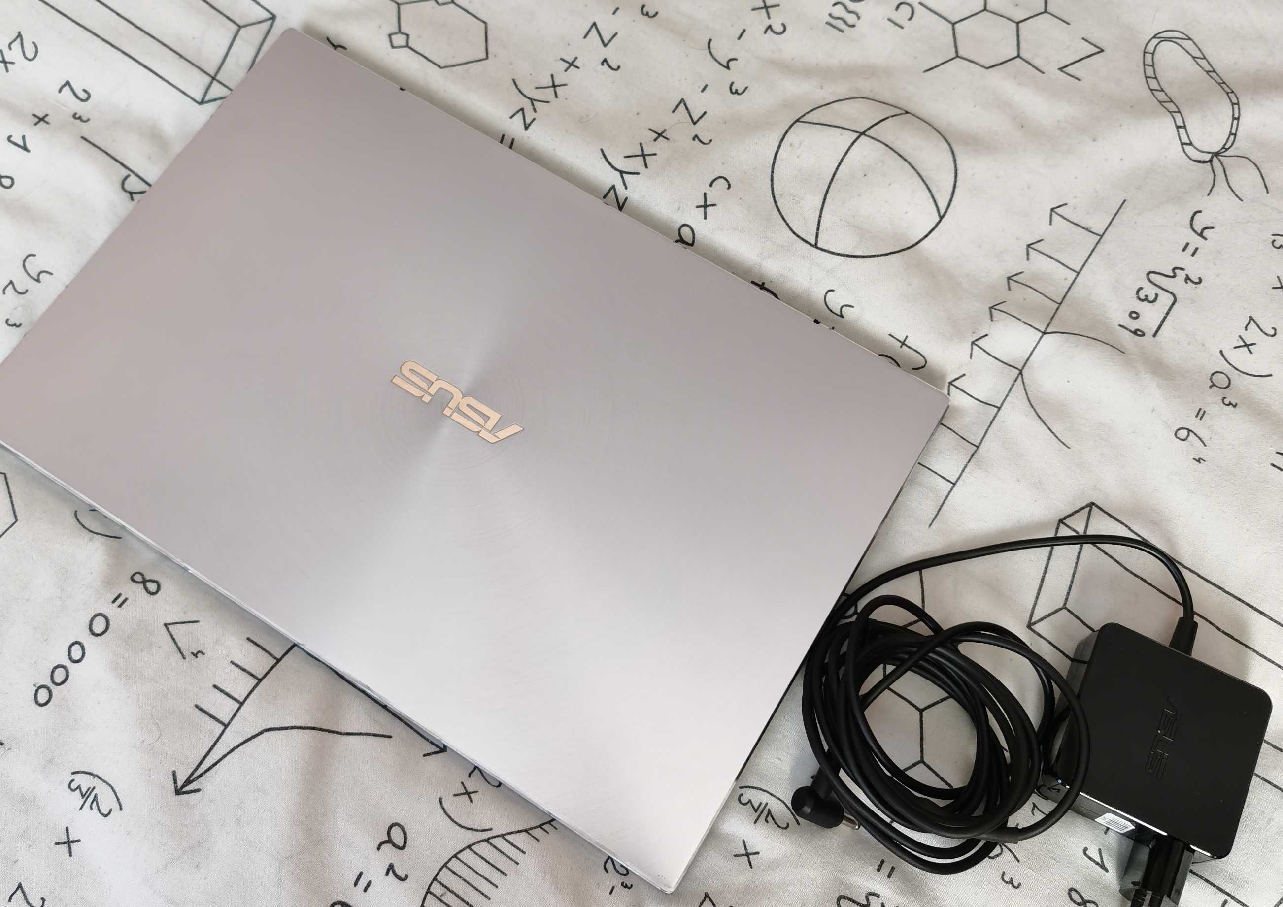 ASUS ZenBook 14 Full HD Ryzen 5 3500U/8 ГБ/512 ГБ