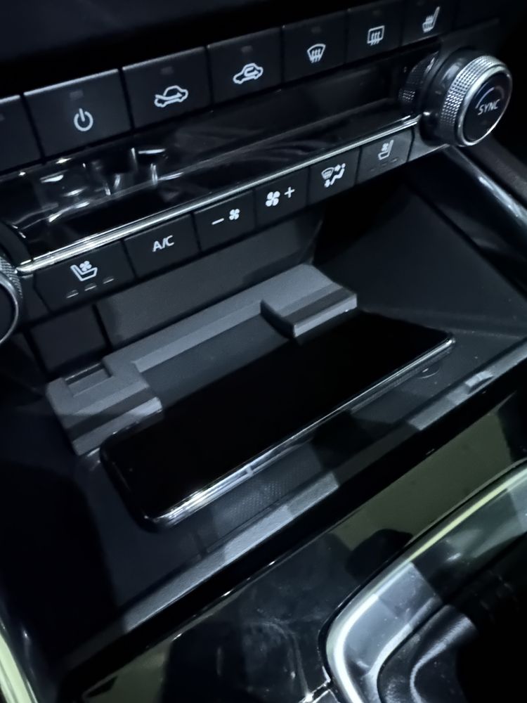 Wspornik telefonu do ładowarki bezprzewodowej Mazda CX-5.
