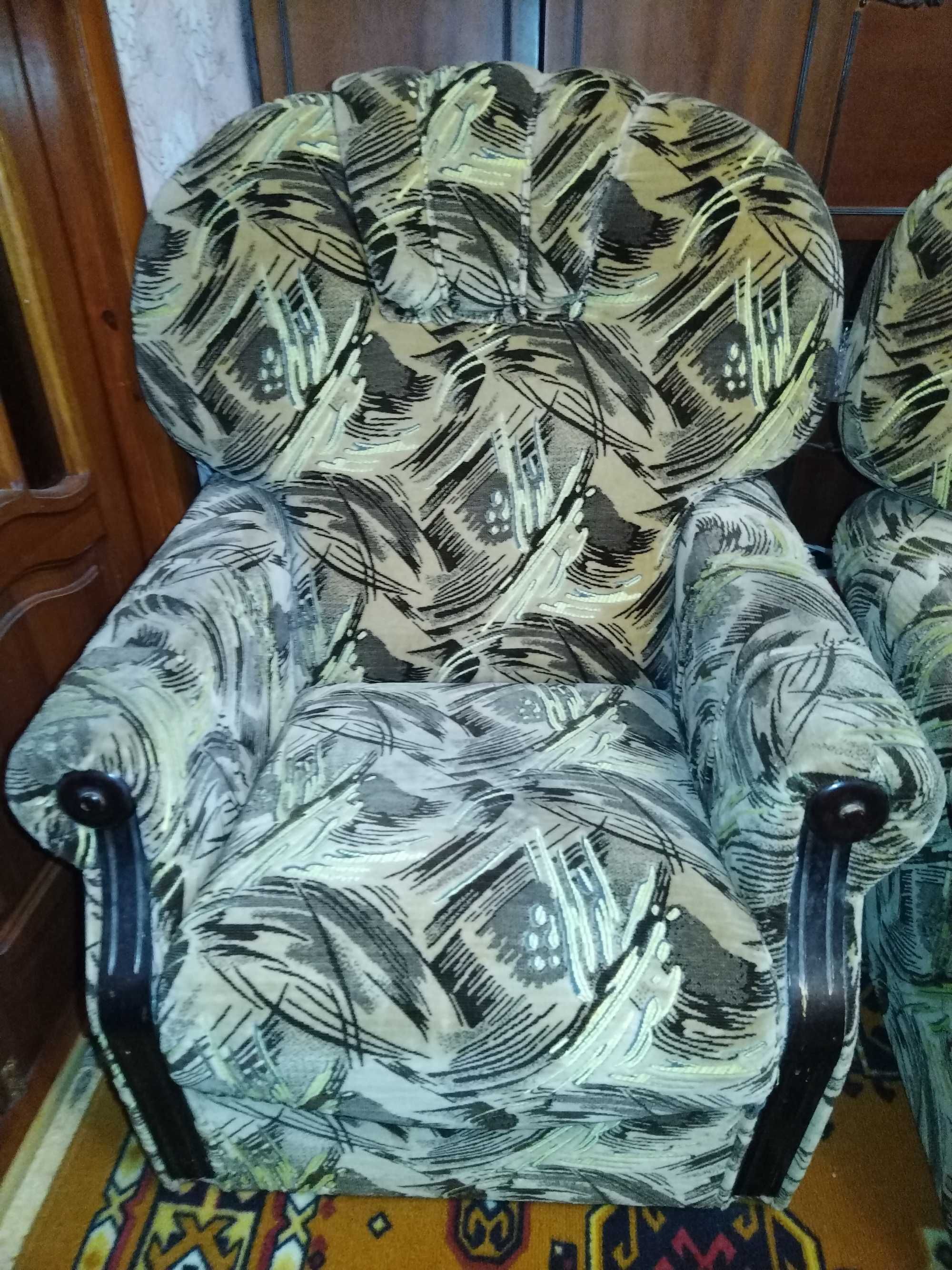 Продаю  два  кресла