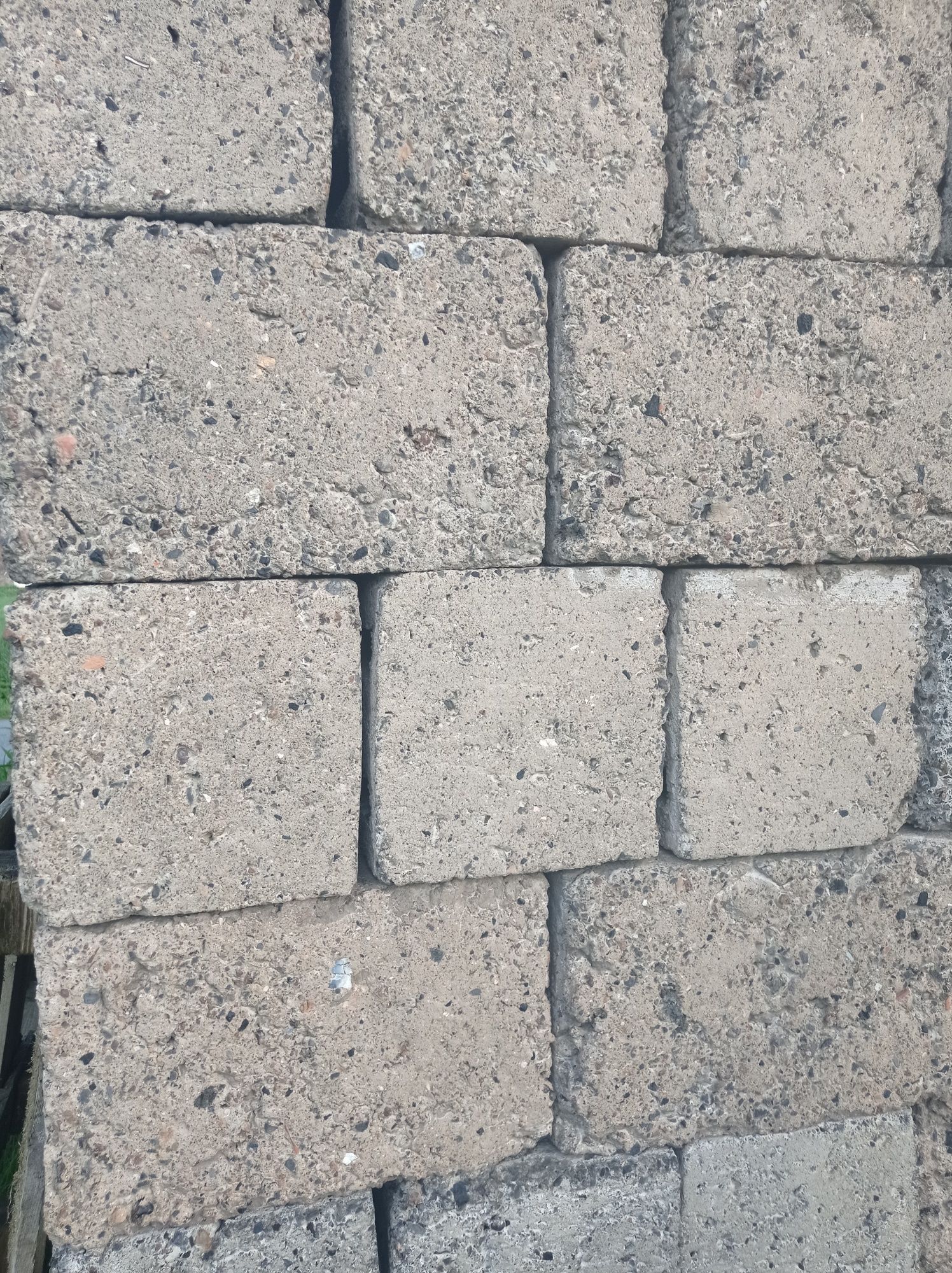 Sprzedaż pustaków żużlowych.