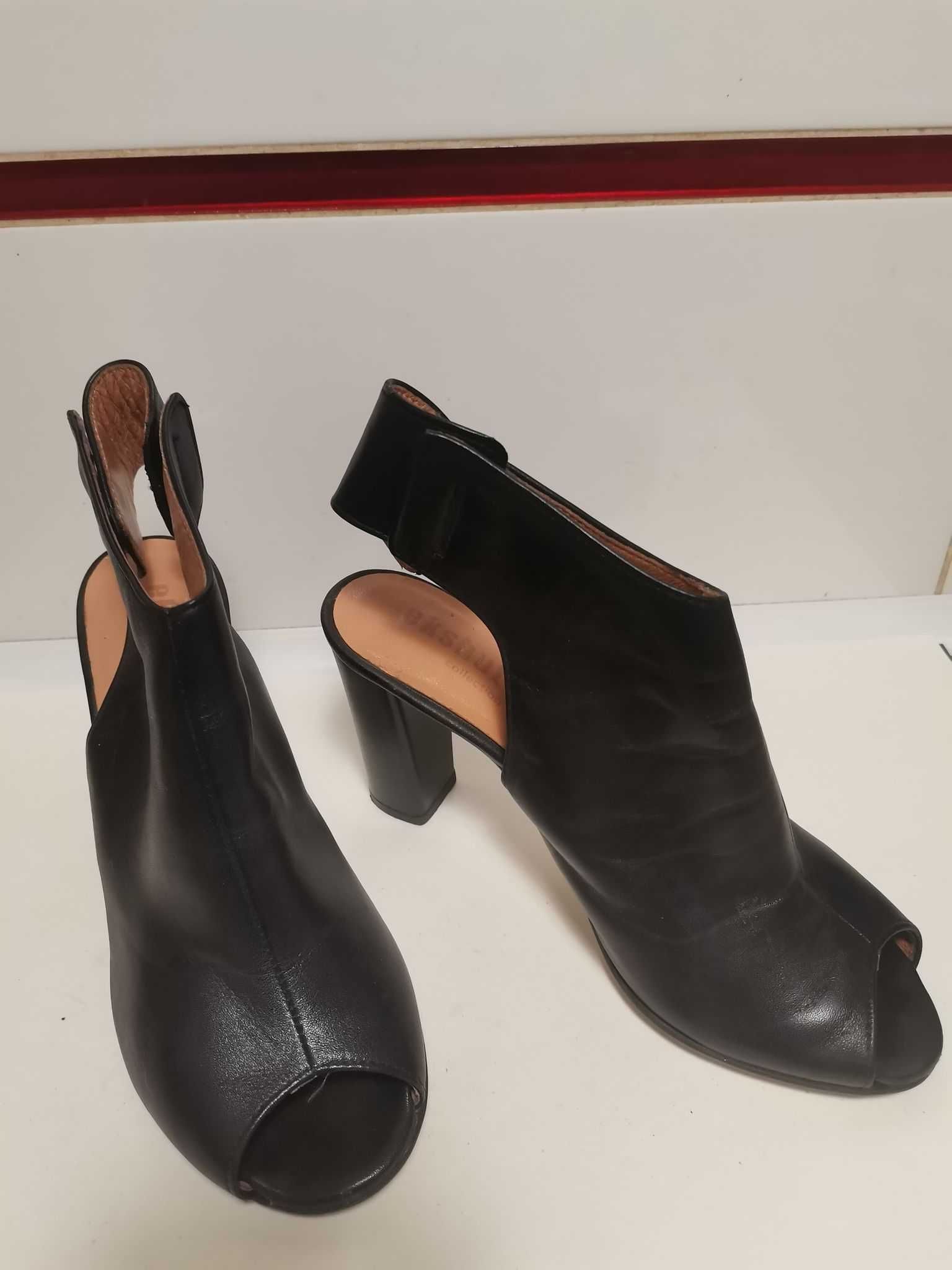 Super czarne buty z oryginalnym zapięciem z tyłu.