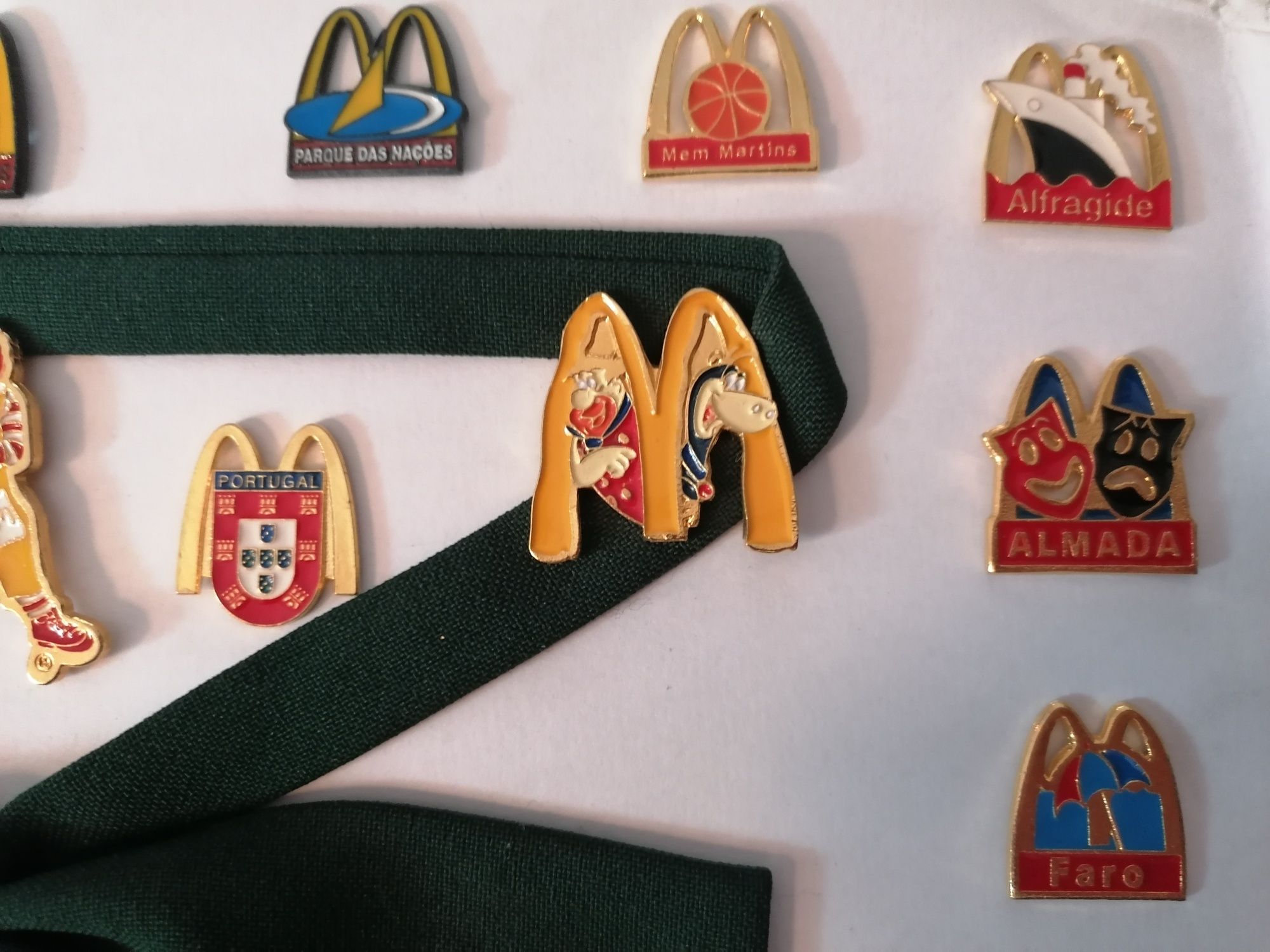 Bonita colecção 31 pins diferentes do Mac Donalds c/ laço em tecido