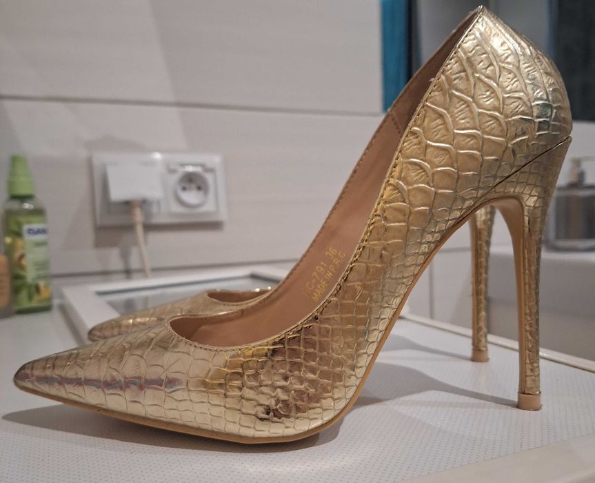 Sprzedam złote szpilki