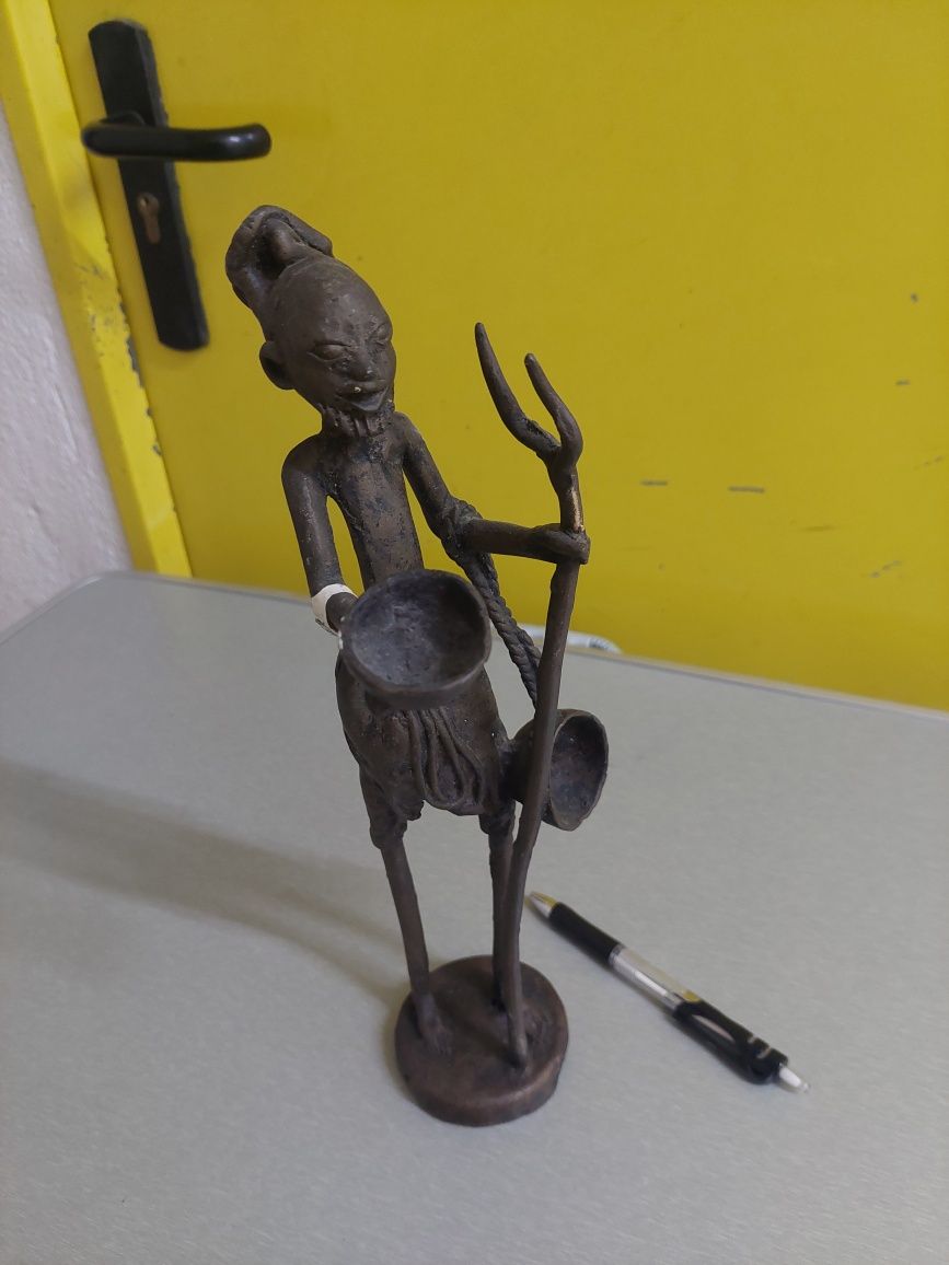 Figura escultura antiga em metal