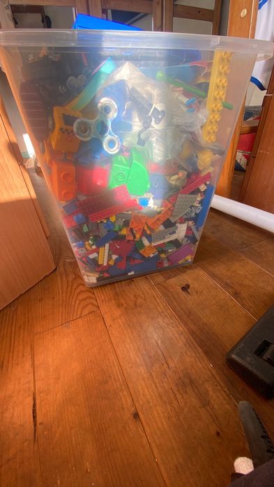 Caixa com mais de 500 legos  DESOCUPAR