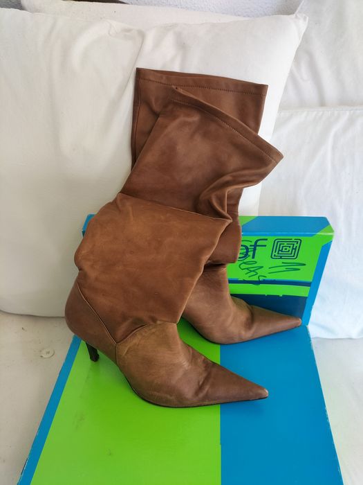 Botas de cano alto e salto agulha em pele macia da Prof tamanho 36