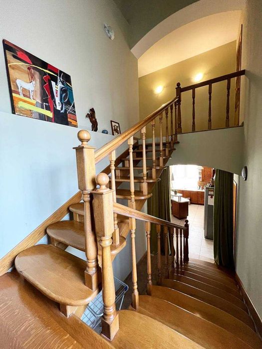 Продаж жилого будинку. Газ,камін,твердопалевний котел,гараж,підвал.