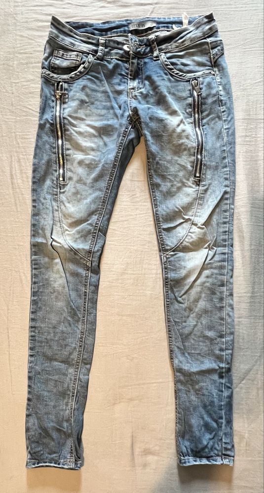 Jeansy skinny rurki z ozdobnymi zamkami S