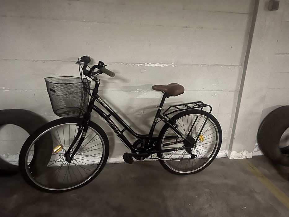 Bicicleta em bom estado, so precisa encher os pneus