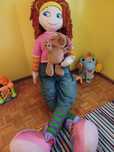 Boneca gigante em bom estado.
