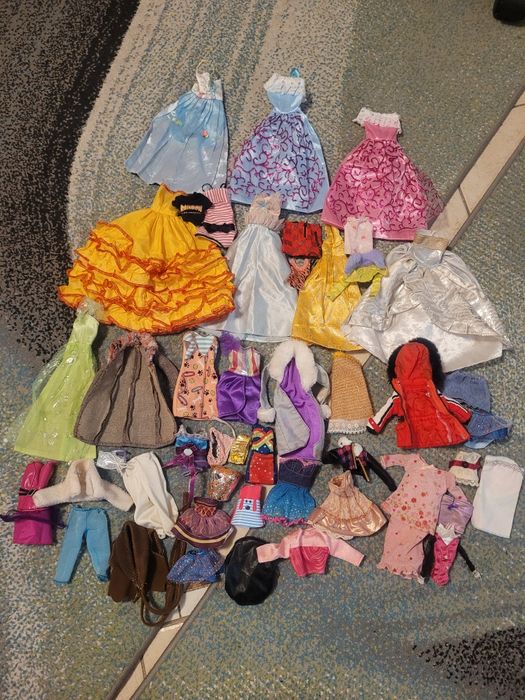 Zestaw ubranek i butów dla lalek