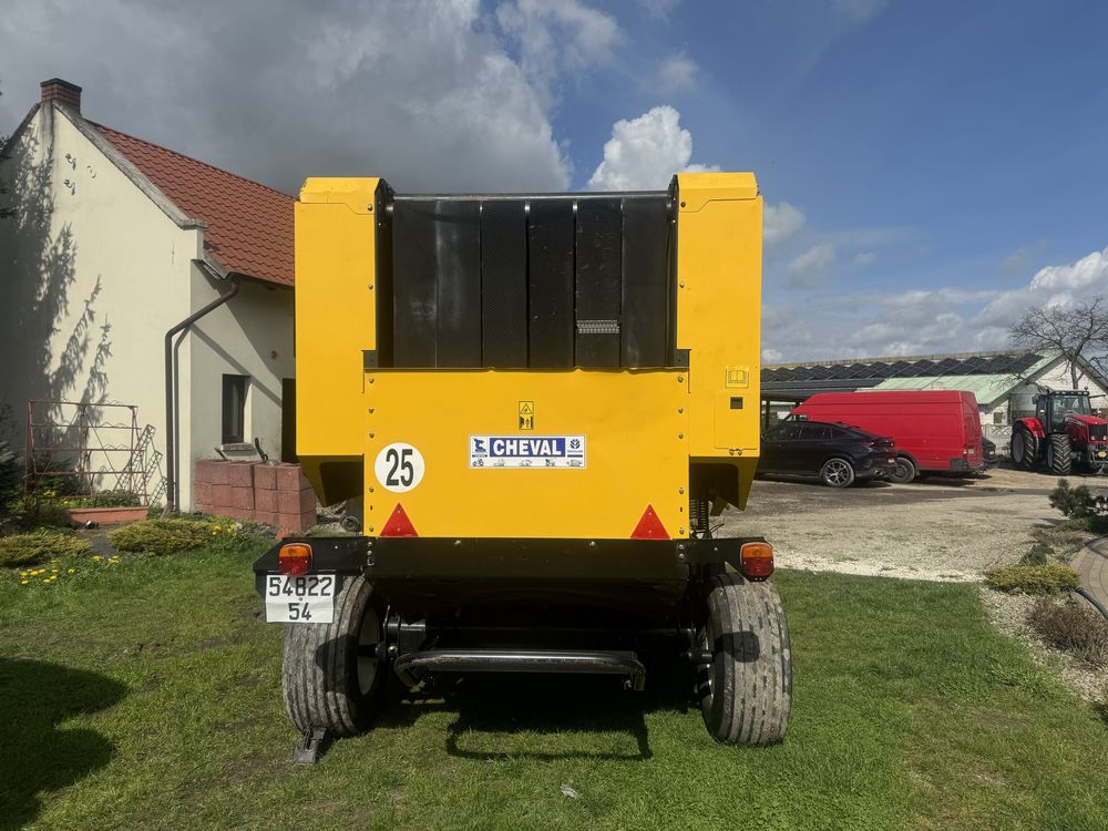 New Holland BR740 prasa