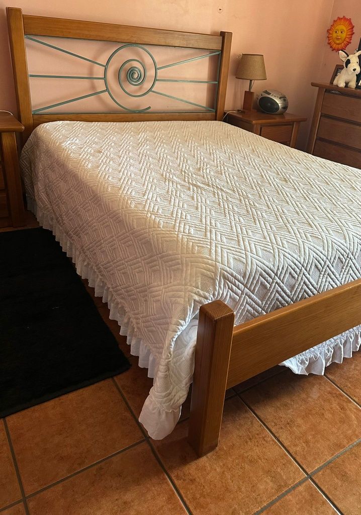 Quarto de casal em madeira envernizada