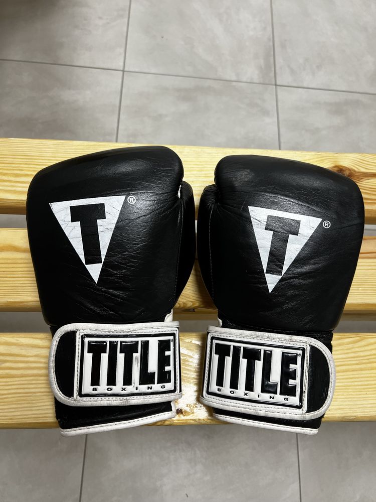 Продам боксерские перчатки Title.