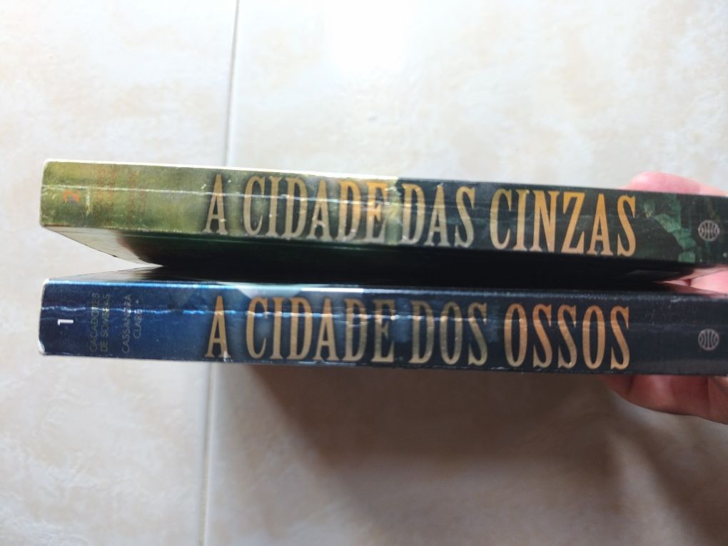 A cidade dos ossos ( Coleção livros 1 e 2 )