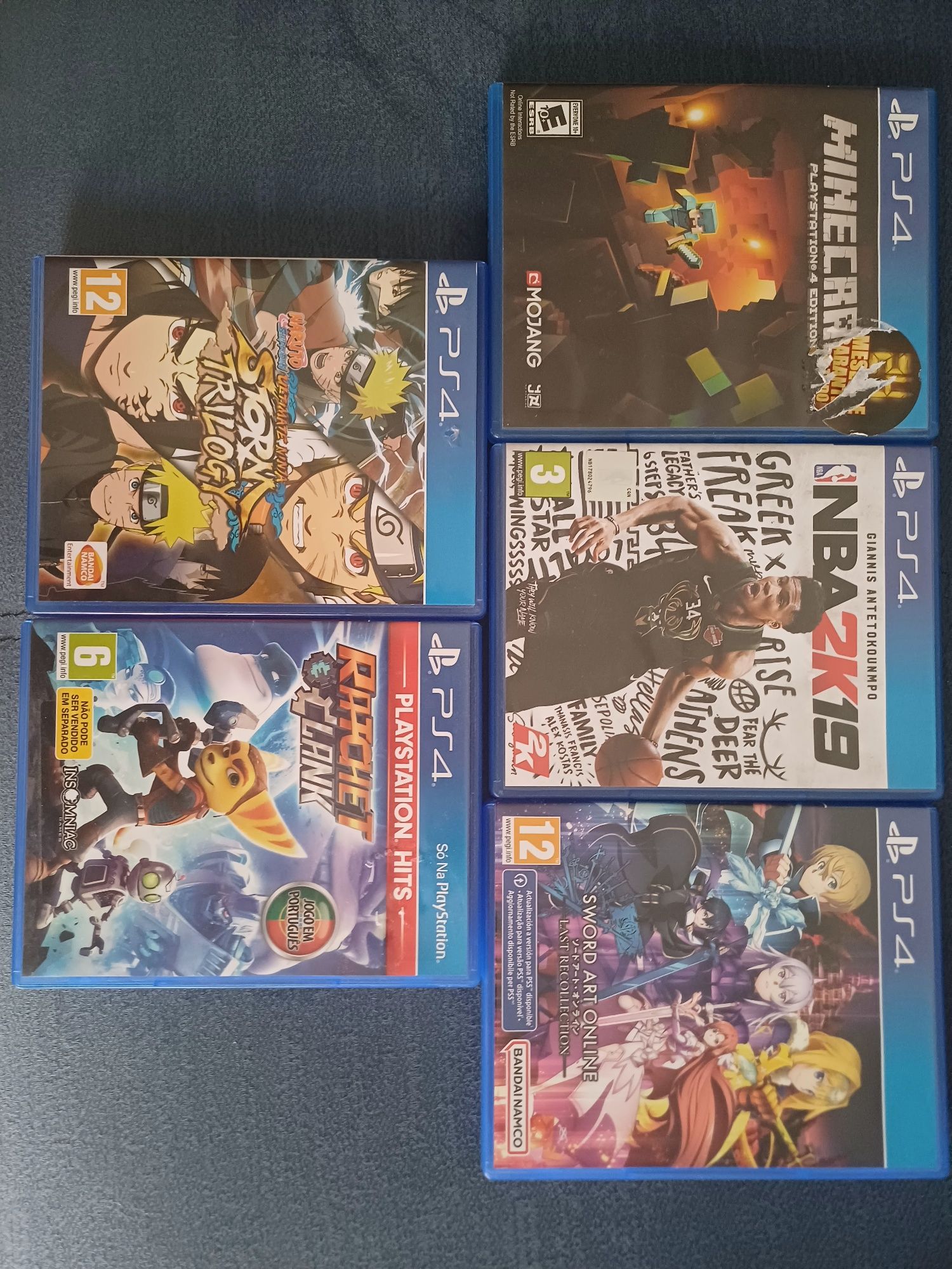 Playstation 4 sim + 2 comandos + 5 jogos