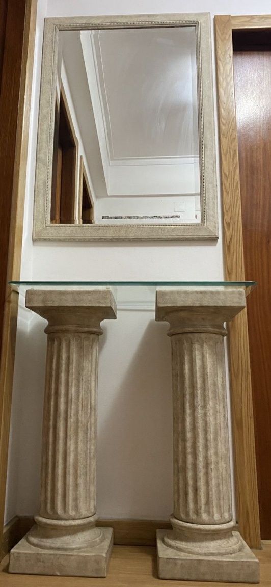 Hall de entrada colunas e espelho