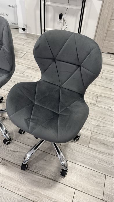 Dwa krzeselka do manicure do salonu kosmetycznego