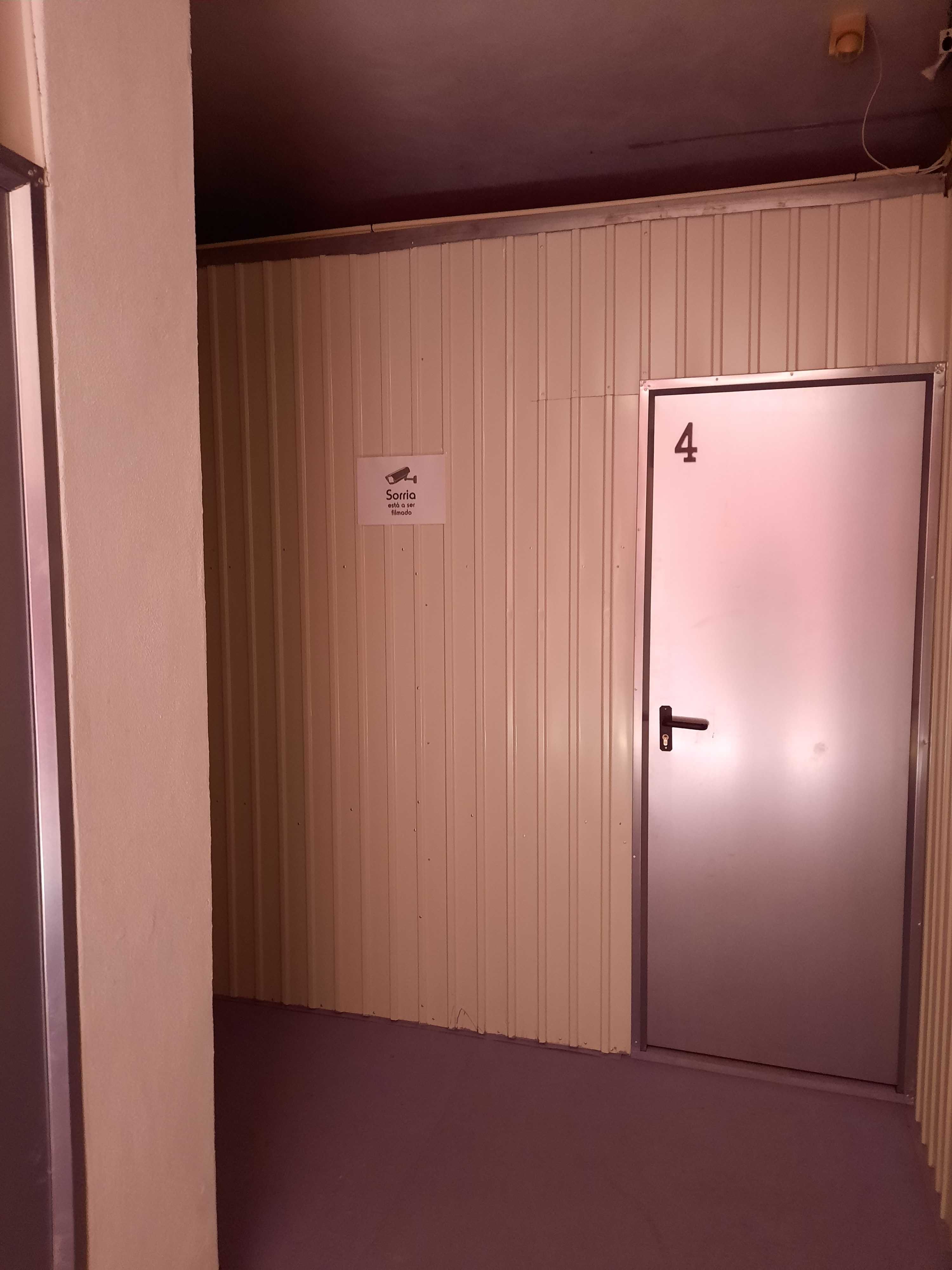 Guarda móveis - boxes e cacifos com diversas dimensões.