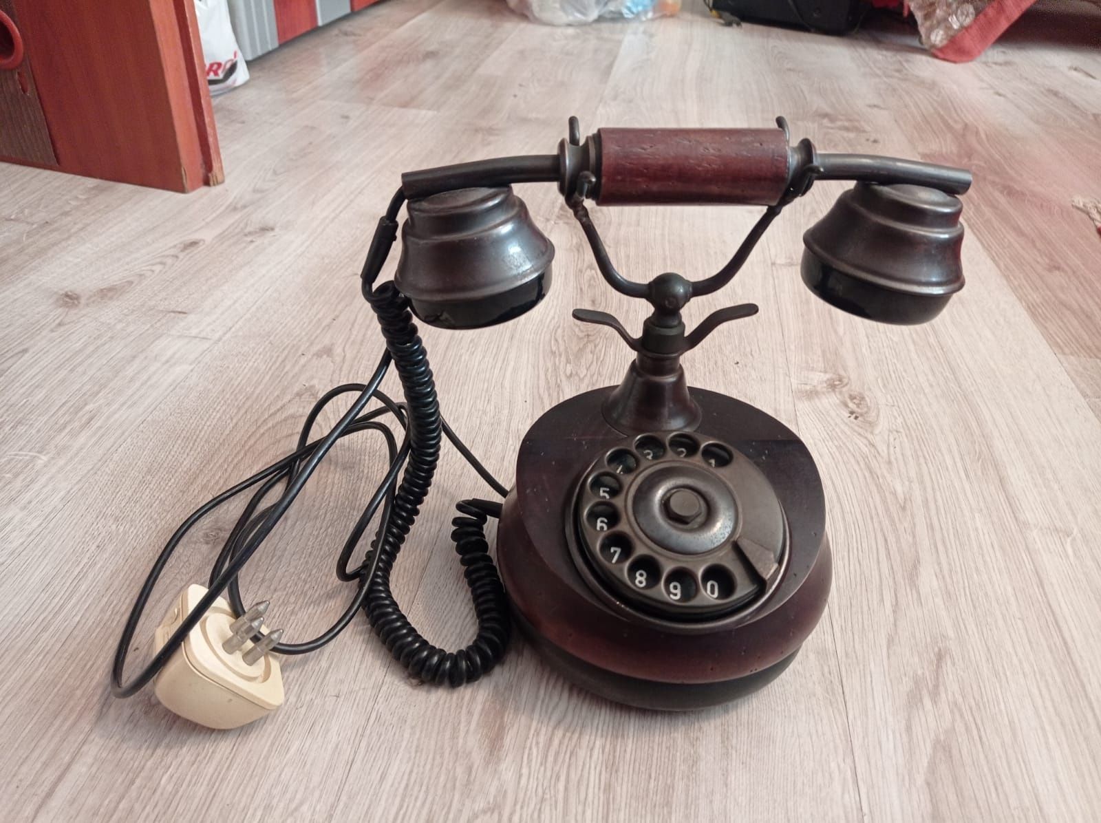 Stary antyczny telefon .