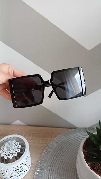 Modne duże czarne okulary