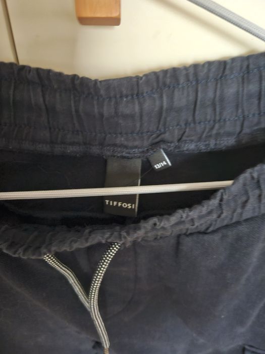 As calças estão em excelente estado.