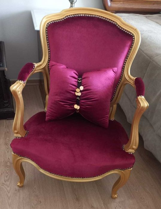 Cadeirão em tecido + almofada decorativa