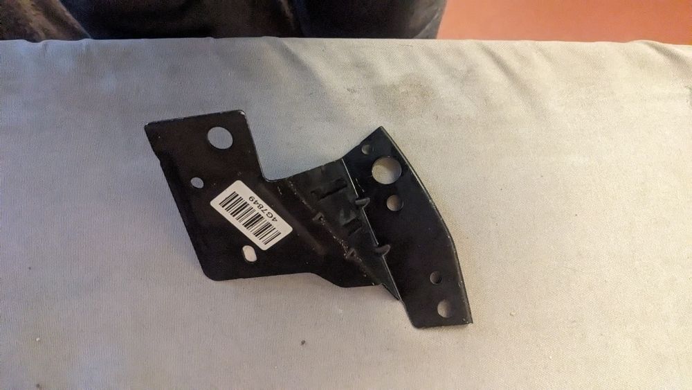 Кронштейн крыла передний левый Peugeot 207