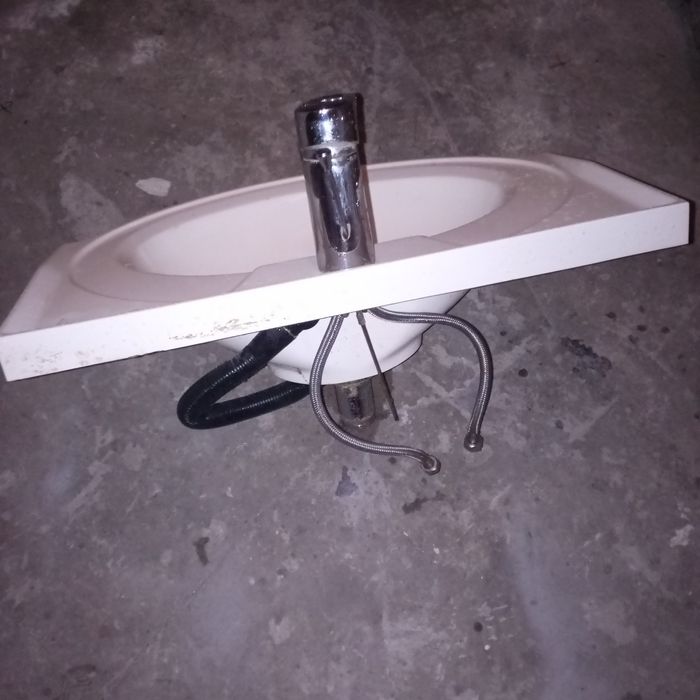 Umywalka z baterią i wężykami