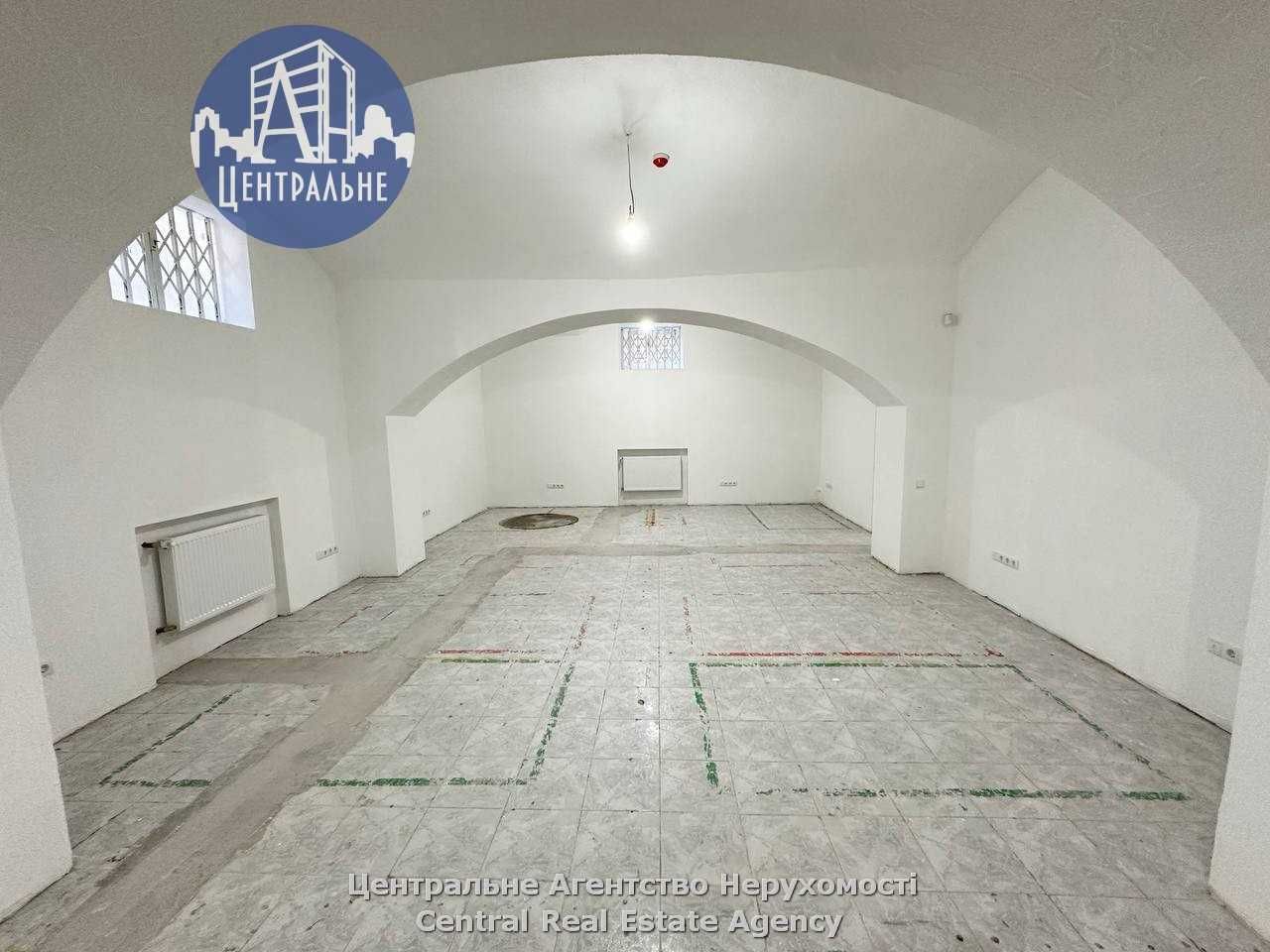 Фасадне приміщення в самому центрі. Опалення входить в ціну. Ремонт.