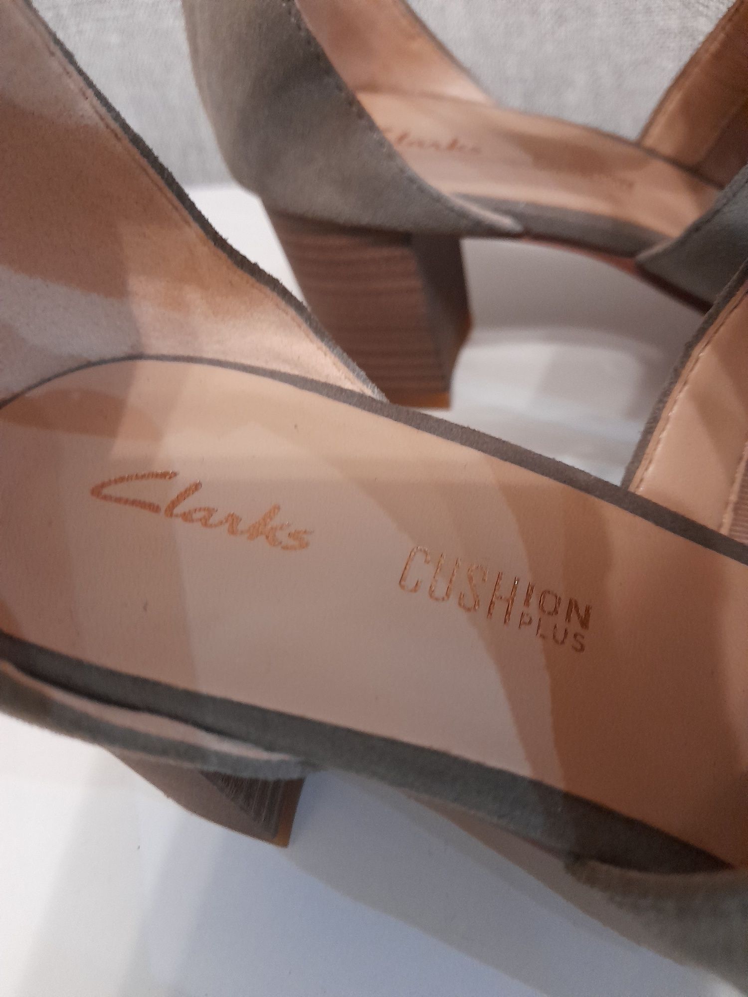 Замшевые босоножки Clarks