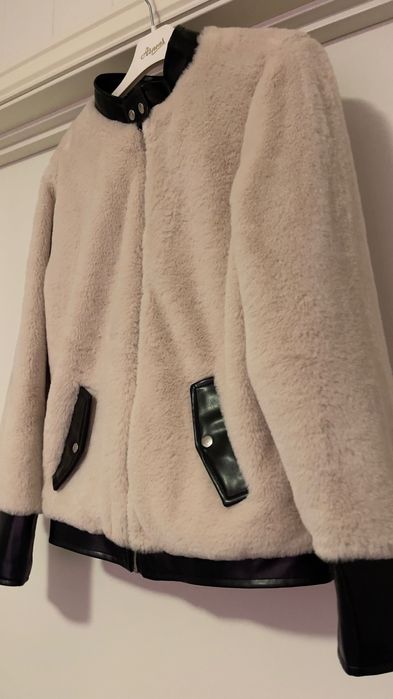 Розкішний молочний хутряний бомбер экошубка з еко -хутра на молнї s -m