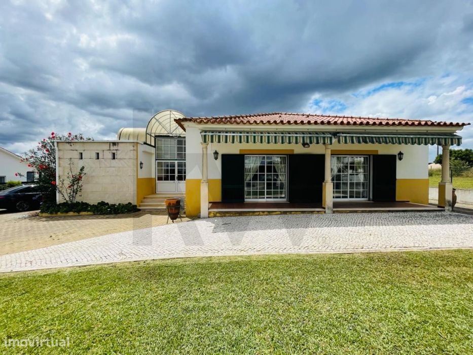 Quinta de Uso Misto (serviços + habitação) a Funcionar como Espaço de