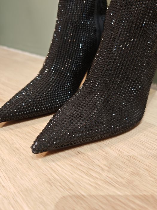 Buty na obcasie z kryształkami