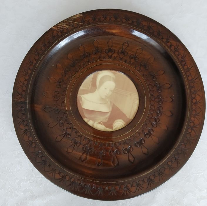 Talerz ozdobny, drewniany, rzeźbiony do zawieszania, vintage