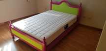 Cama com colchão e estrado.