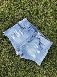 Jeansowe szorty z dziurami Terranova
