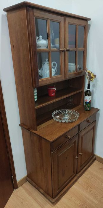 Louceiro em madeira, Cristaleira