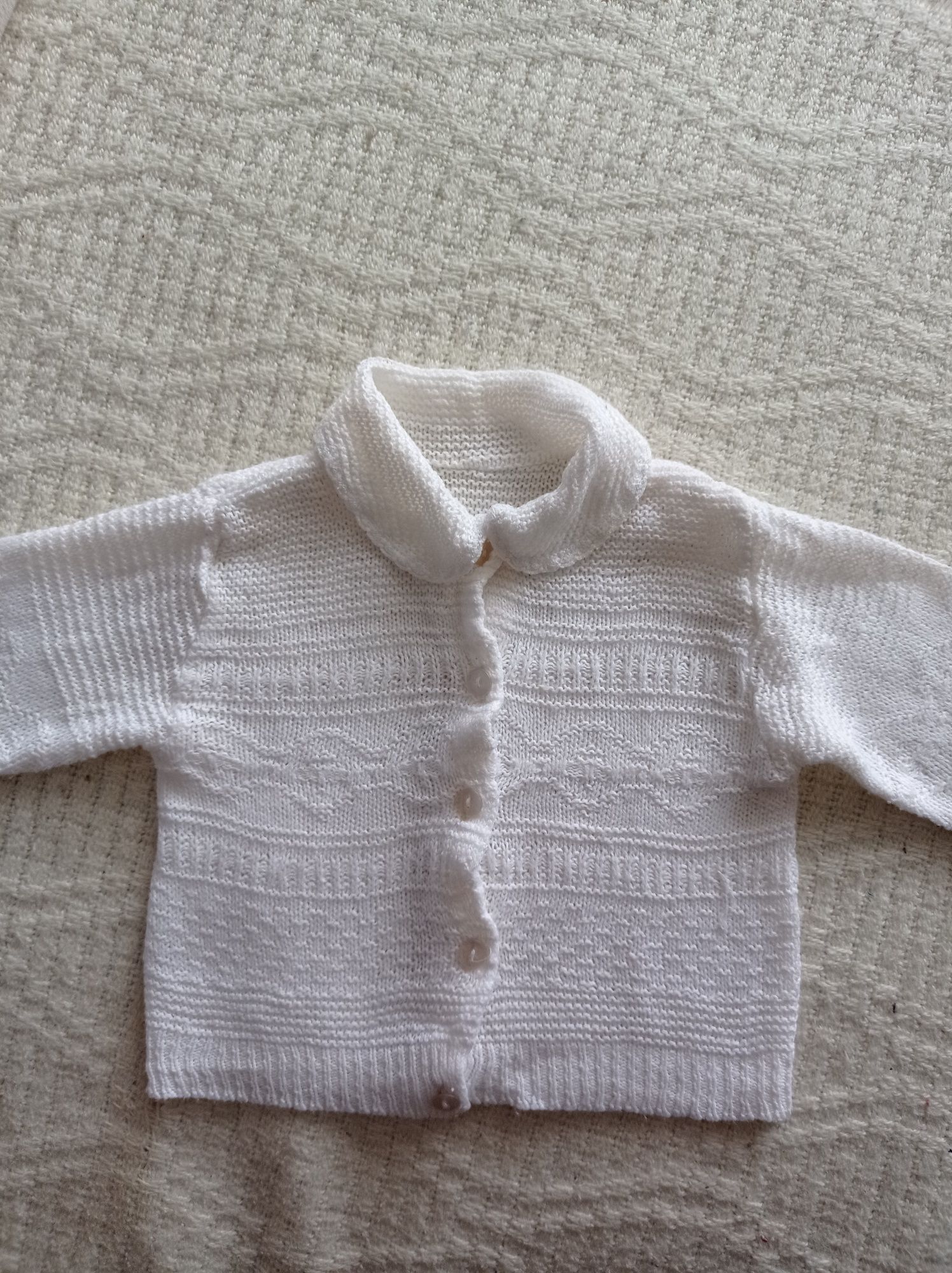 Biały sweterek dla niemowlaka