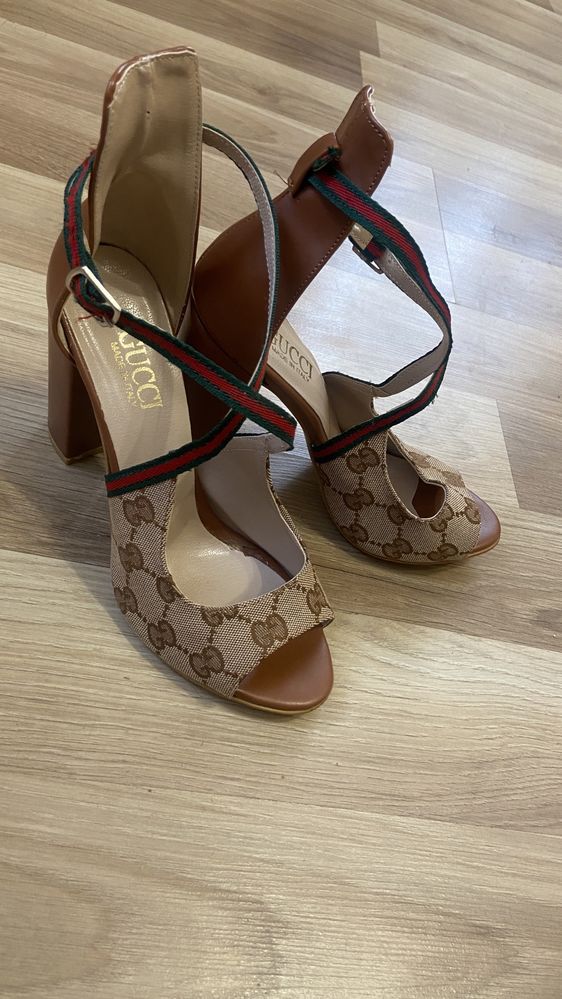 Боссоніжки Gucci