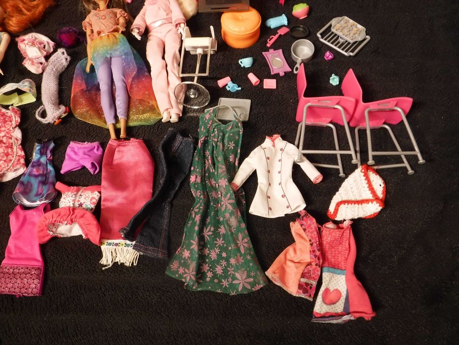 Lalki Barbie z konikiem i kuchnią  < P