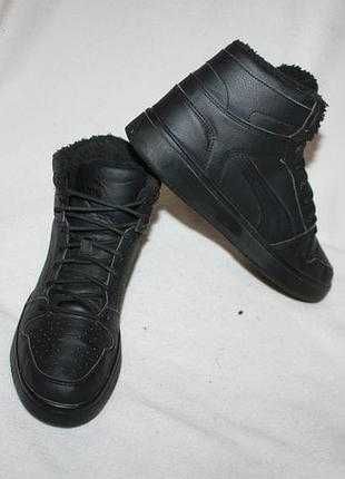 Кроссовки утепленные фирмы puma размера 41 по стельке 26,5 см.