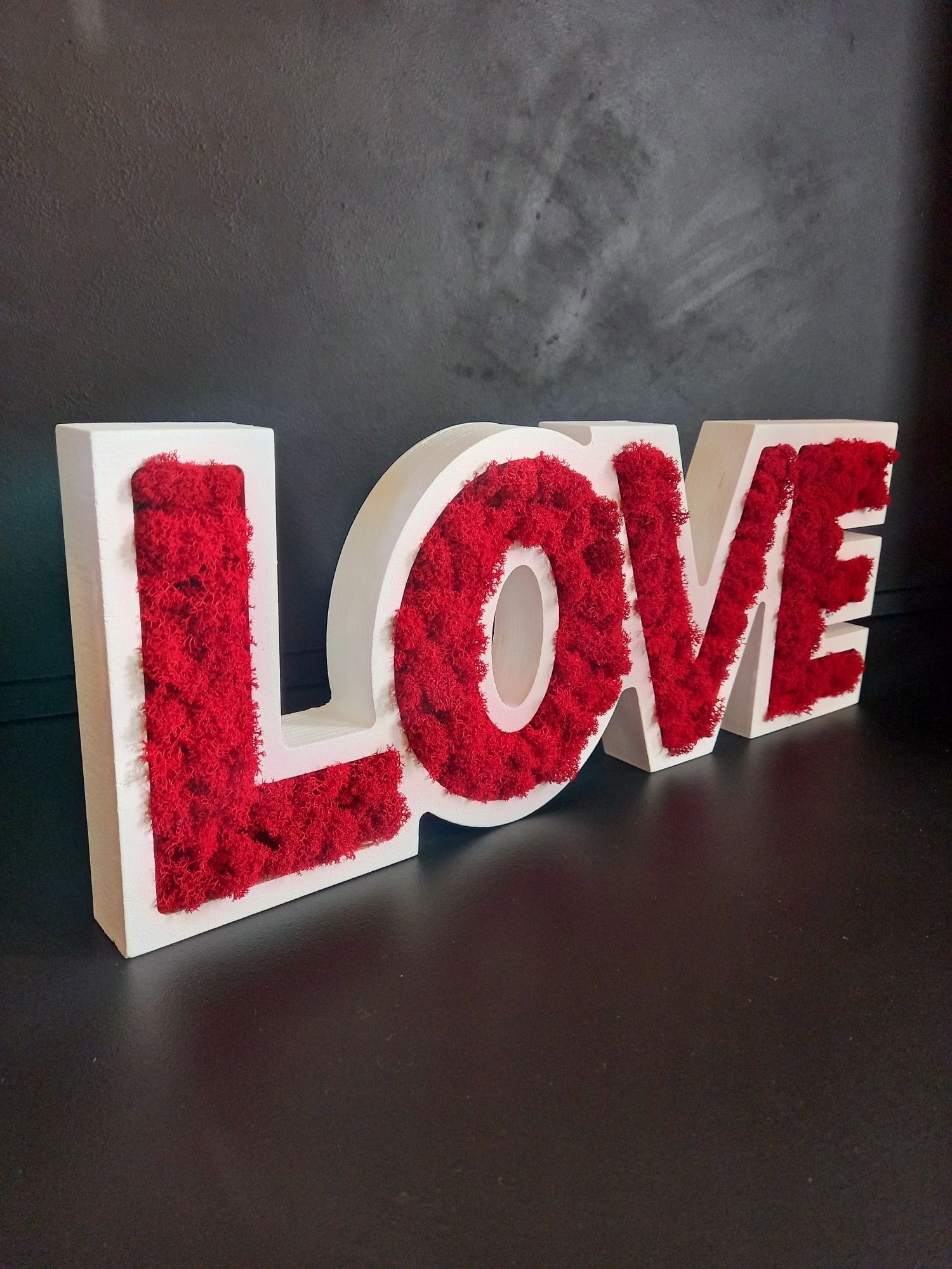 Prezent.  Drzewniane Litery LOVE. Mech  Chrobotek