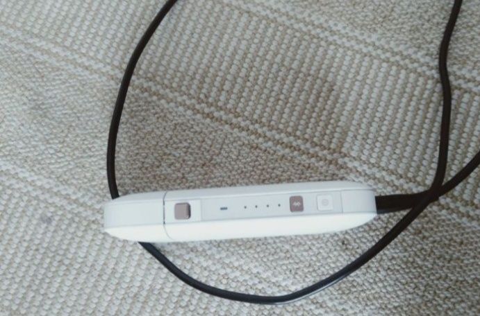 USB białe urządzenie na kabel USB.