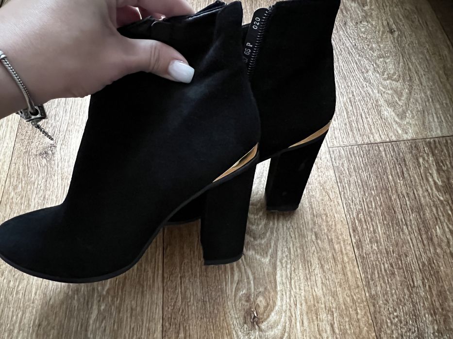 Ботінки на каблуку, натуральний замш