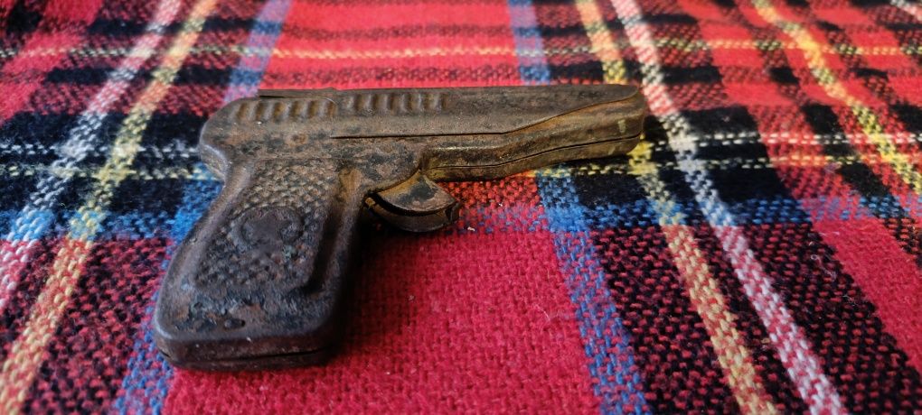 Іграшковий залізний пістолет часів СССР