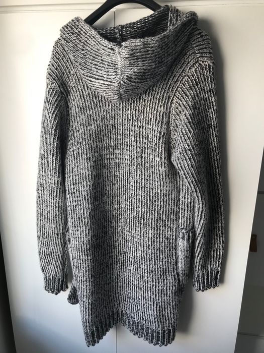 długi kardigan z kapturem